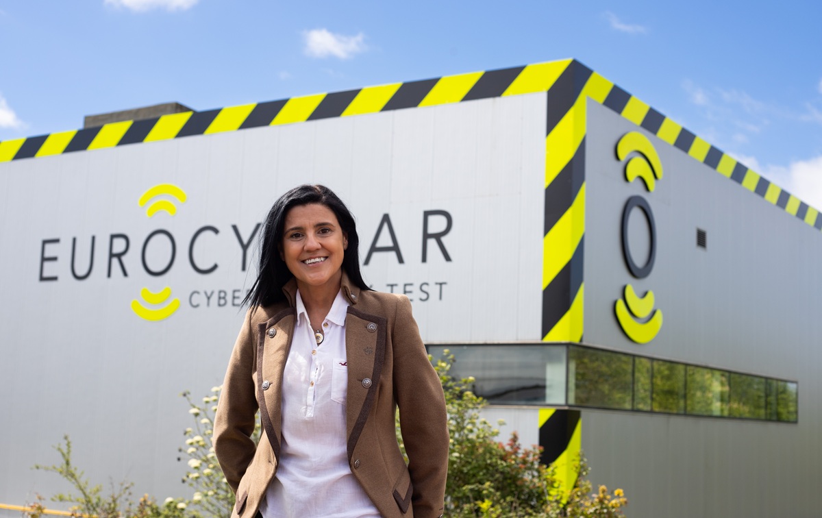 Azucena Hernández, CEO de EUROCYBCAR frente a su sede central